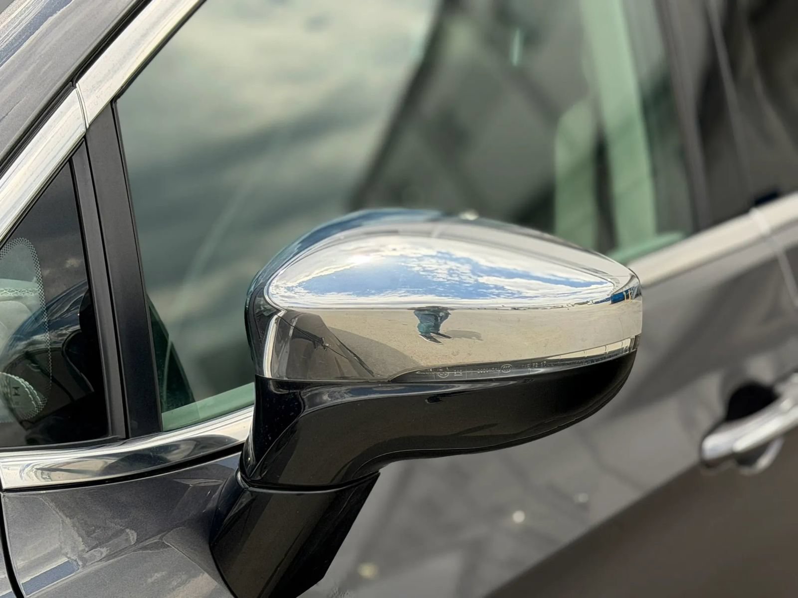 Used 2023 Chrysler Pacifica Limited FWD image 16