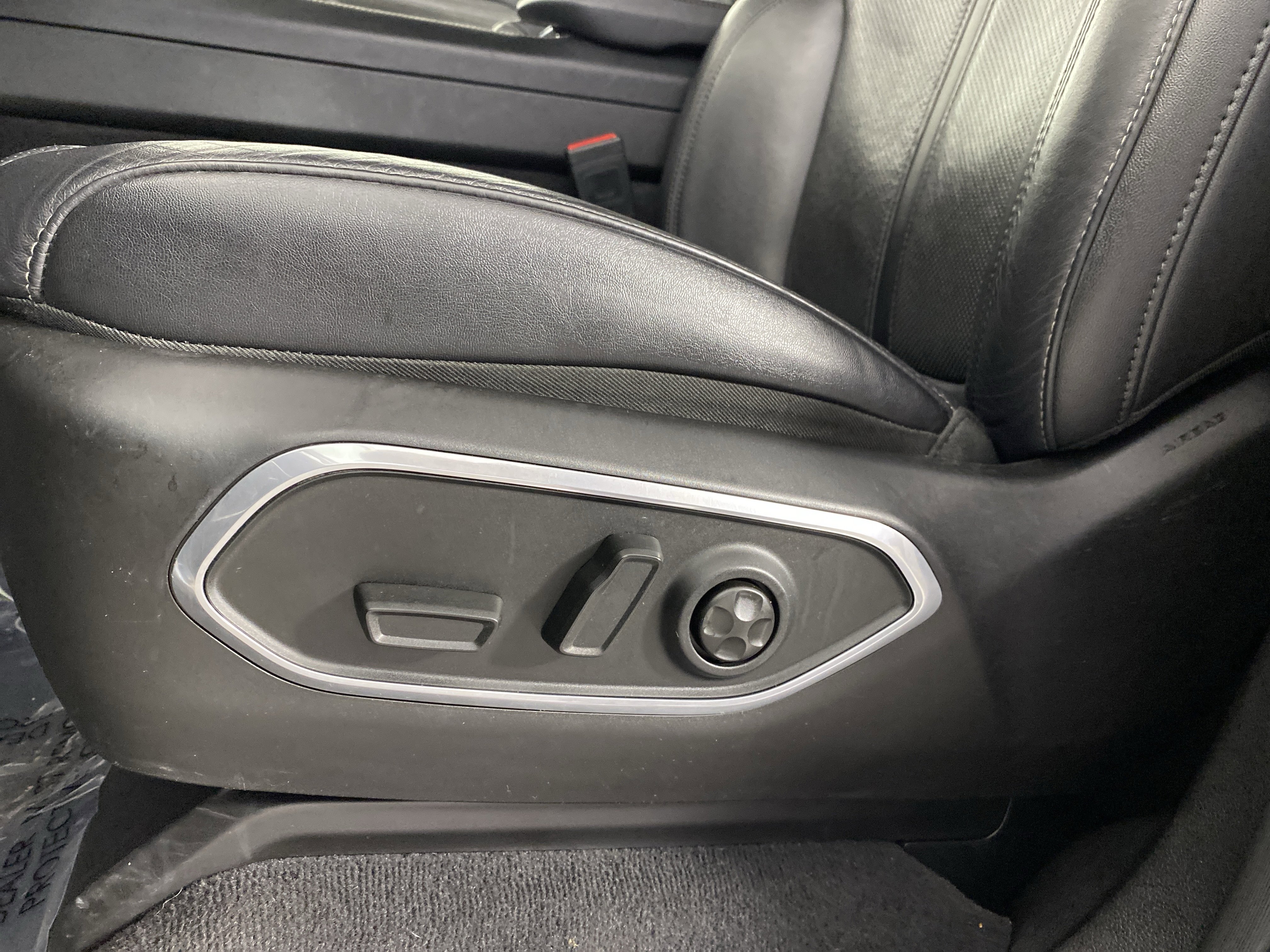 Used 2024 Jeep Wagoneer L Series II w/ Flexible Seating Group image 17