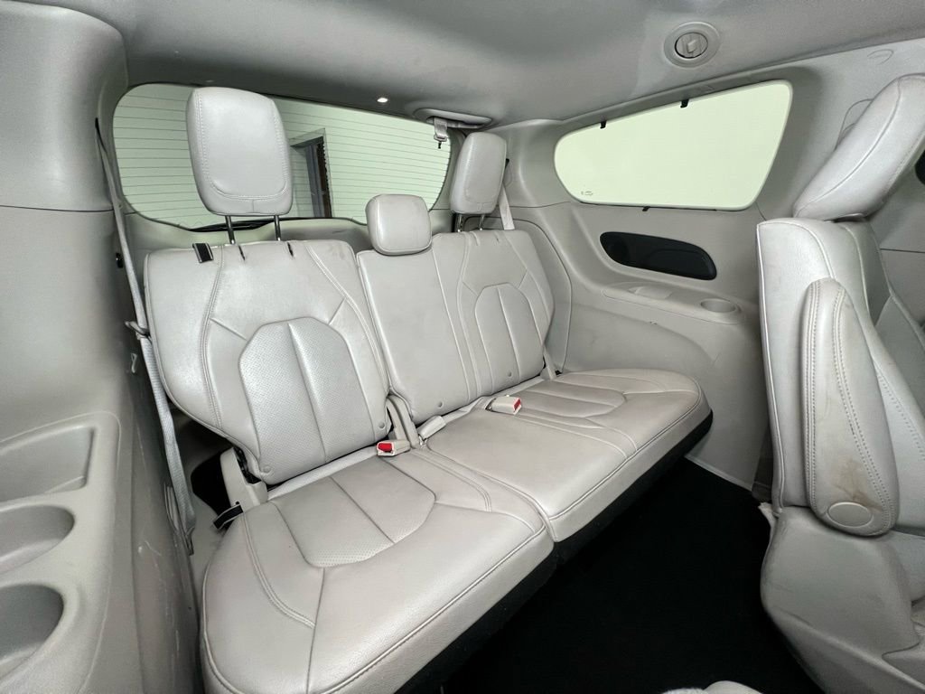 Used 2021 Chrysler Pacifica Touring-L image 9