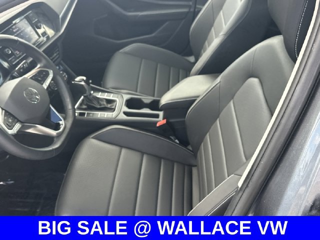 Certified 2024 Volkswagen Jetta SE w/ Panoramic Sunroof Package FWD image 17