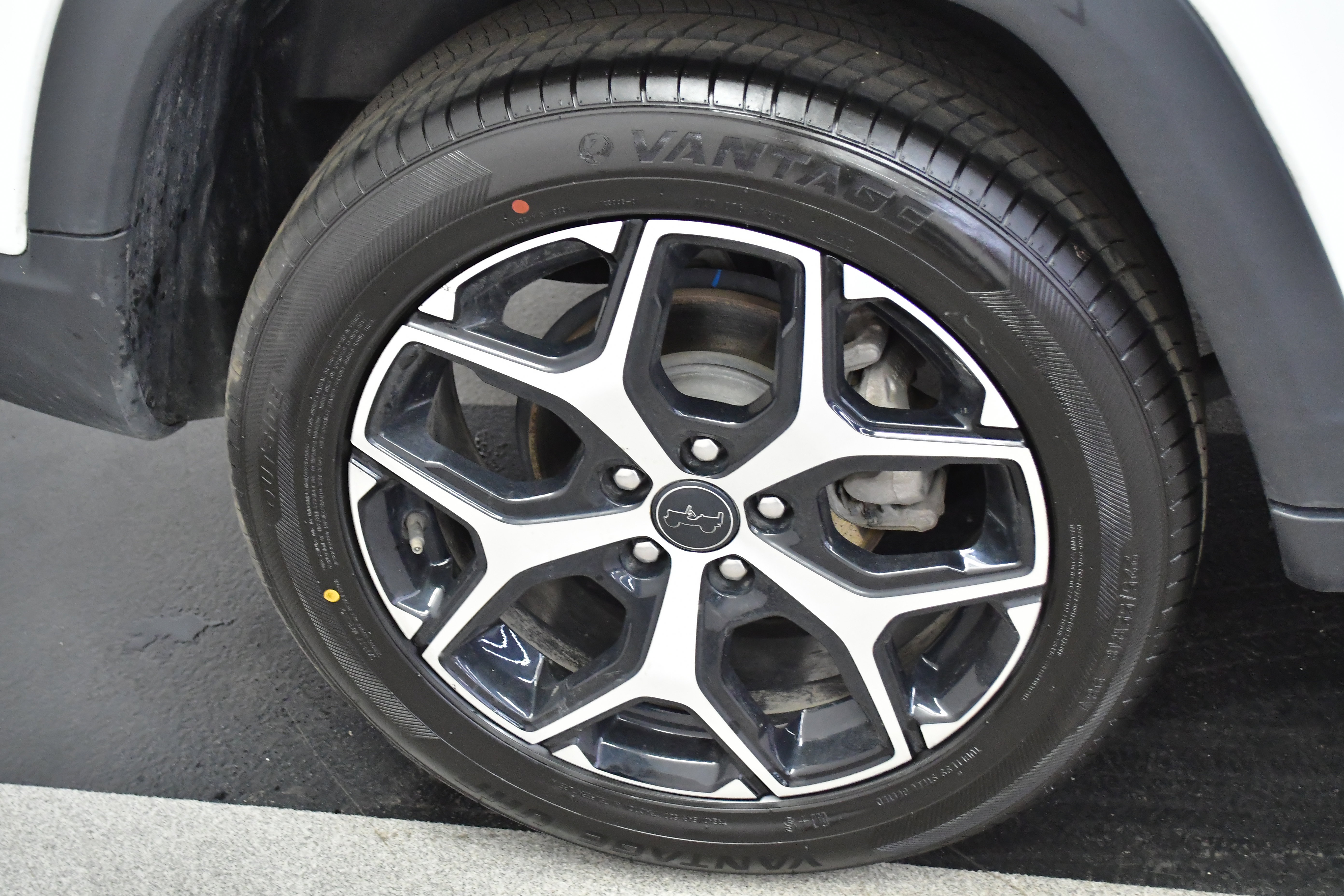 Used 2025 Jeep Compass Limited image 36