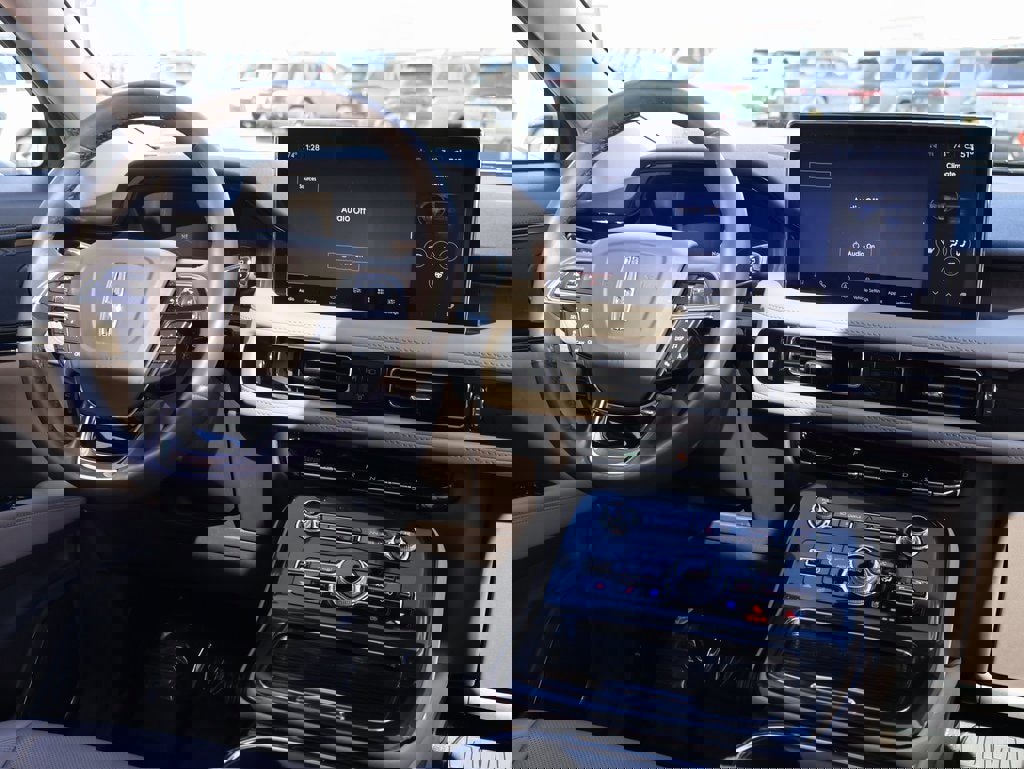 Used 2023 Lincoln Nautilus Reserve w/ Equipment Group 201A image 14