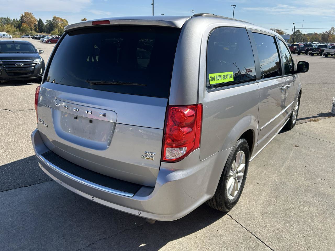 Used 2016 Dodge Grand Caravan SXT w/ Rear Park Assist Package FWD image 5