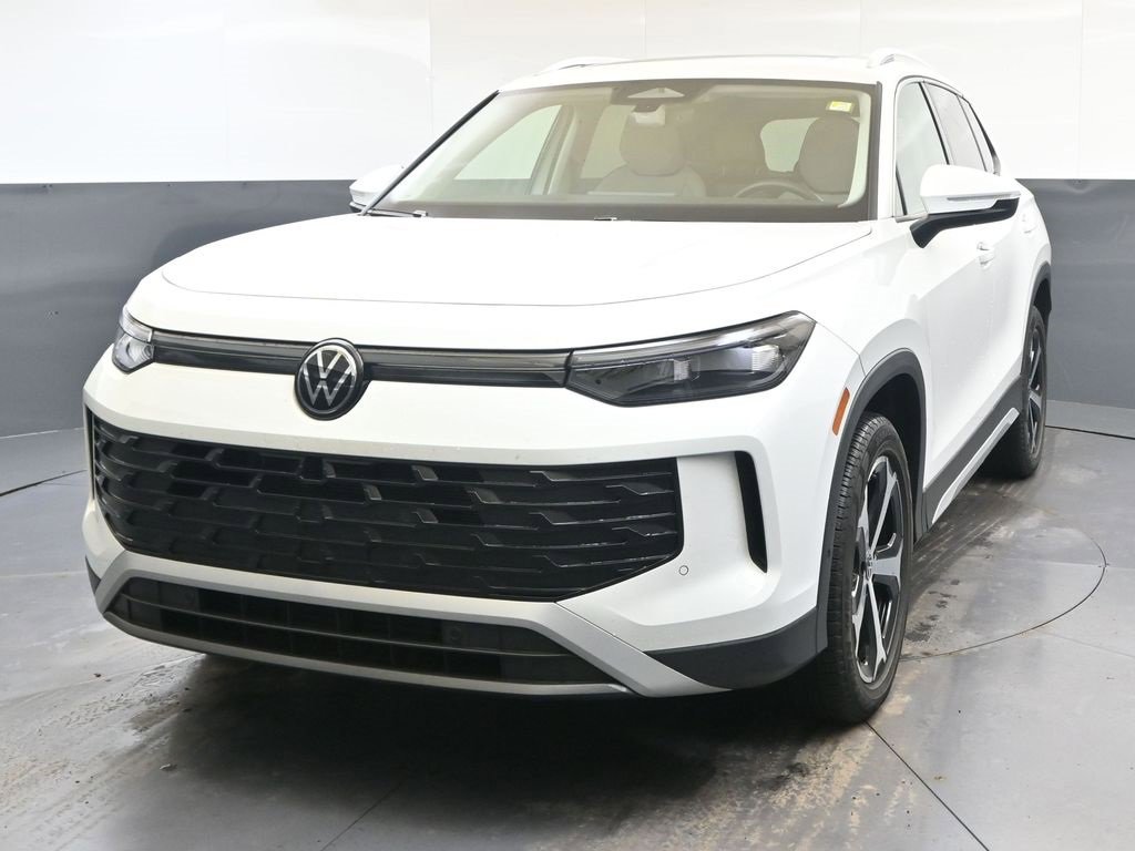 Used 2025 Volkswagen Tiguan SE w/ Panoramic Sunroof Package image 1