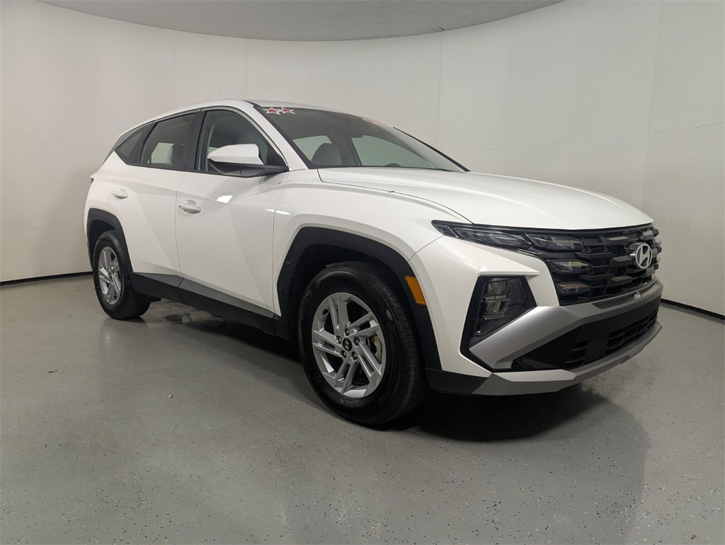 Certified 2025 Hyundai Tucson SE image 1