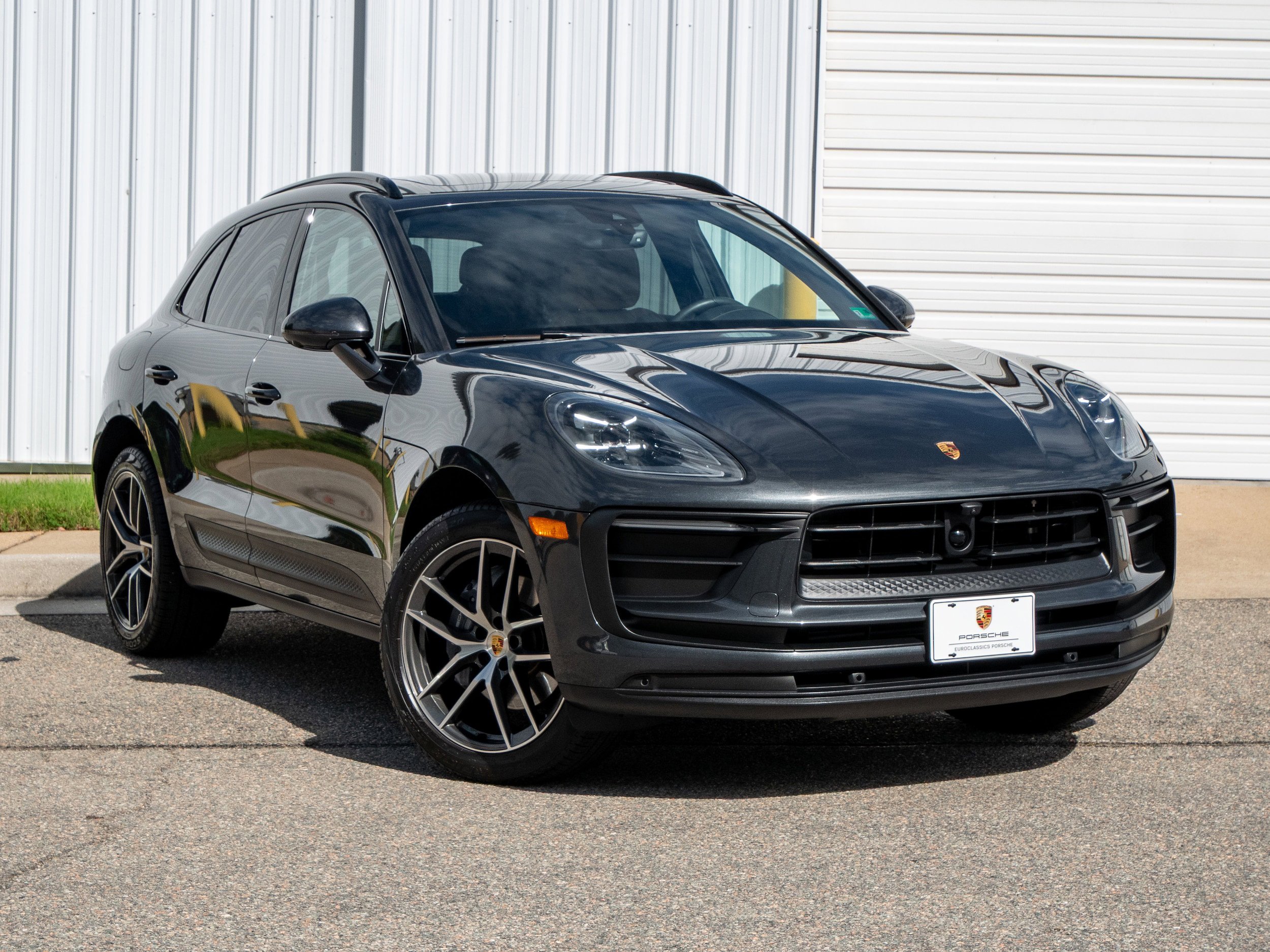 Certified 2025 Porsche Macan AWD/4WD image 9