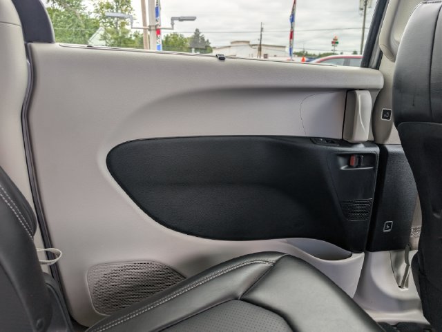 Used 2024 Chrysler Pacifica Touring-L FWD image 14