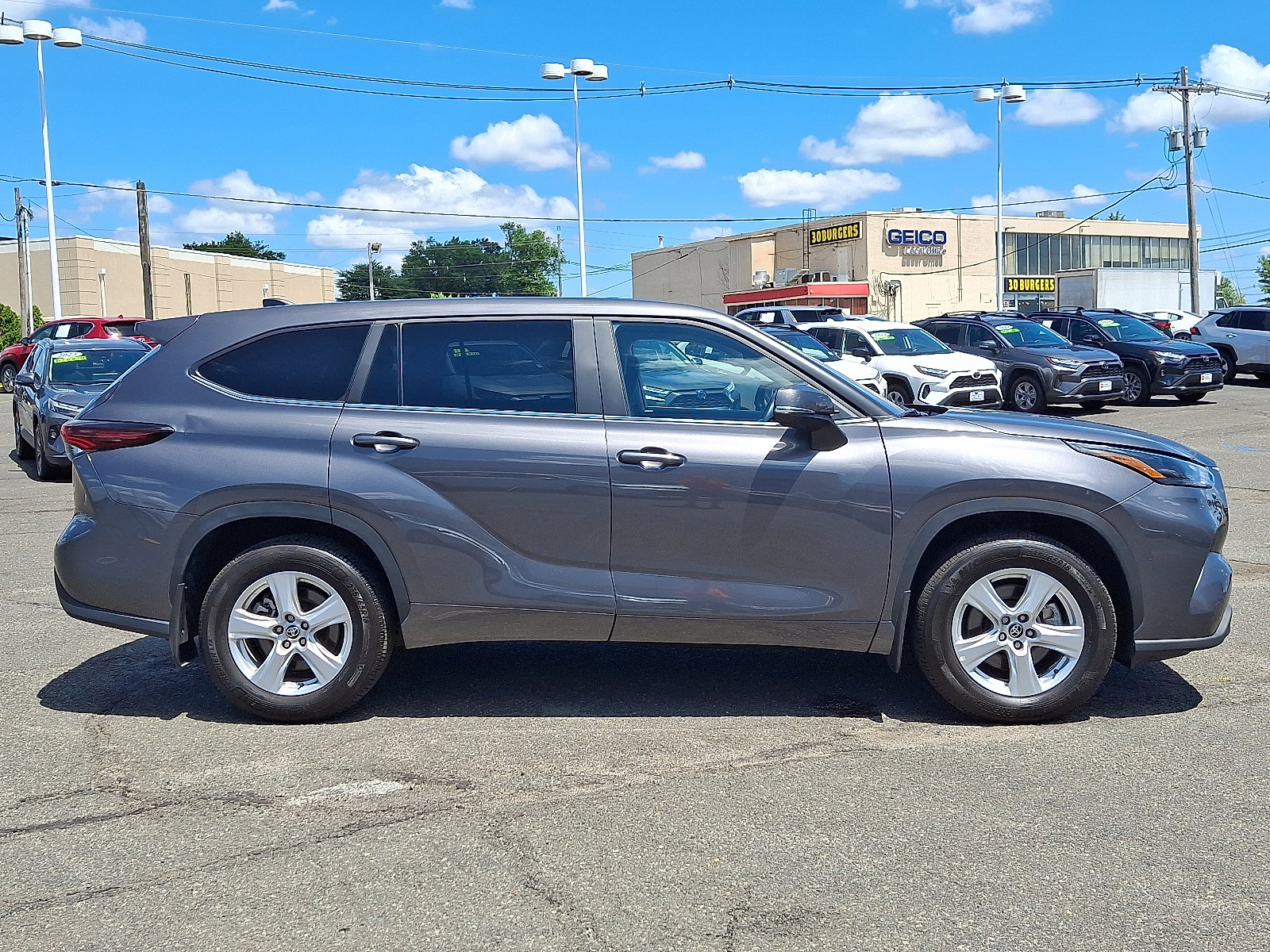 Used 2025 Toyota Highlander LE AWD/4WD image 8