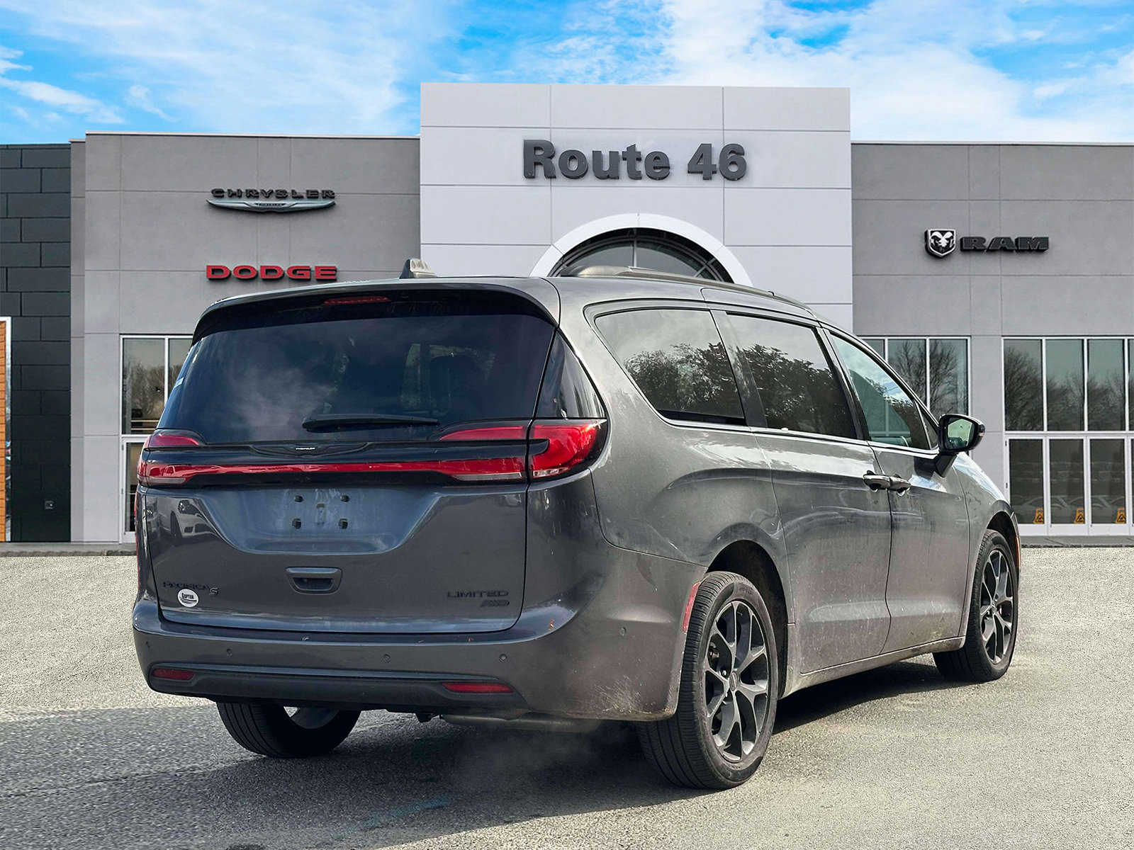 Used 2022 Chrysler Pacifica Limited w/ S Appearance Package image 5