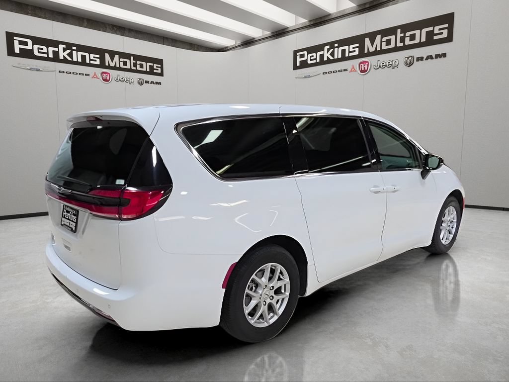 Used 2024 Chrysler Pacifica Touring-L FWD image 5