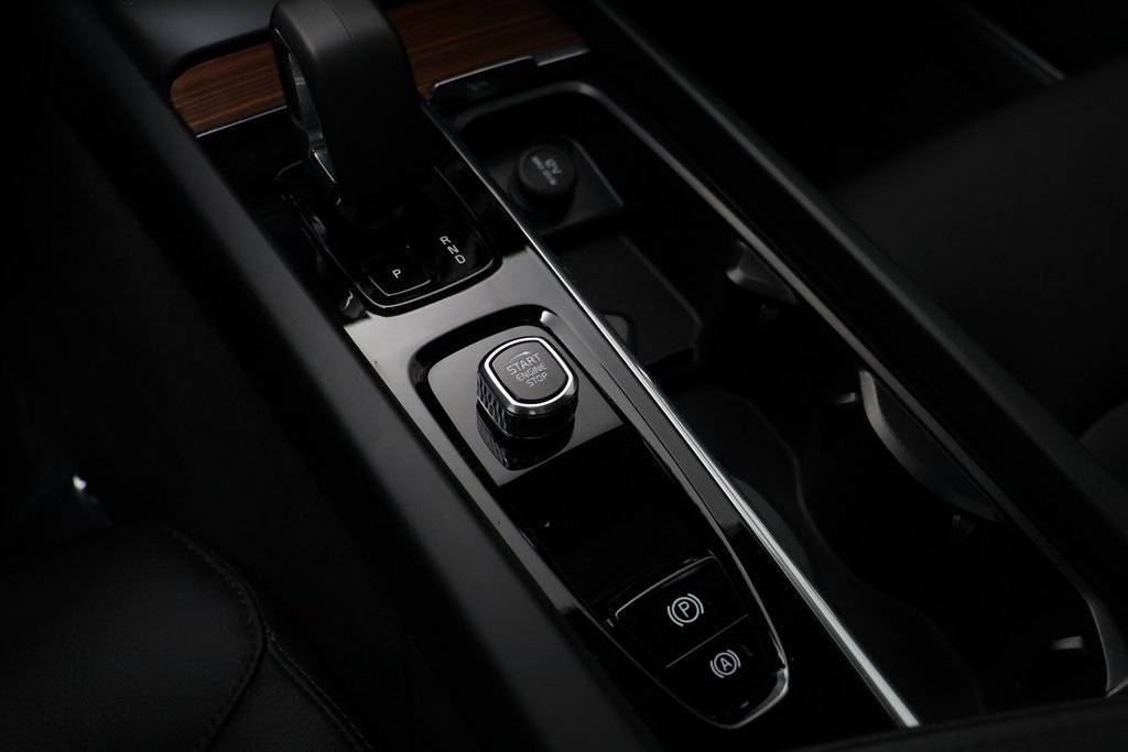 Used 2025 Volvo V60 B5 Cross Country Plus image 11