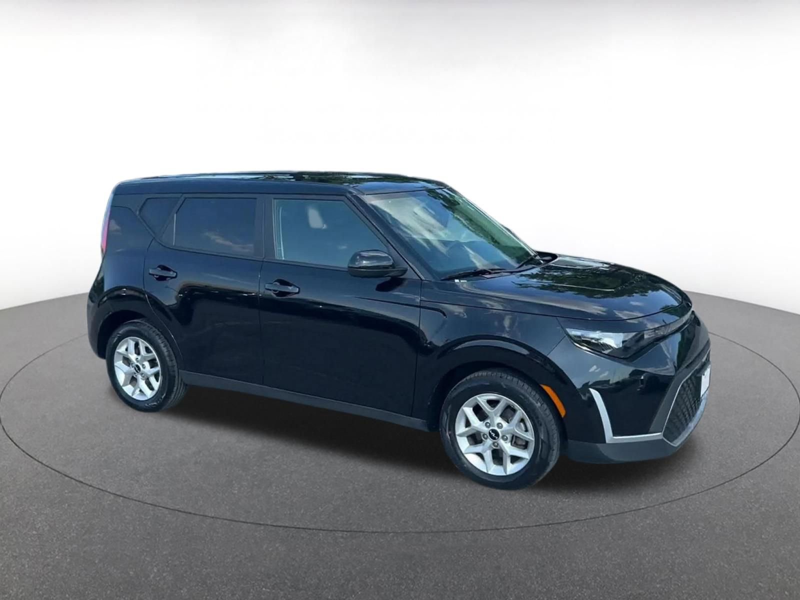 Used 2025 Kia Soul LX w/ LX Technology Package FWD image 2