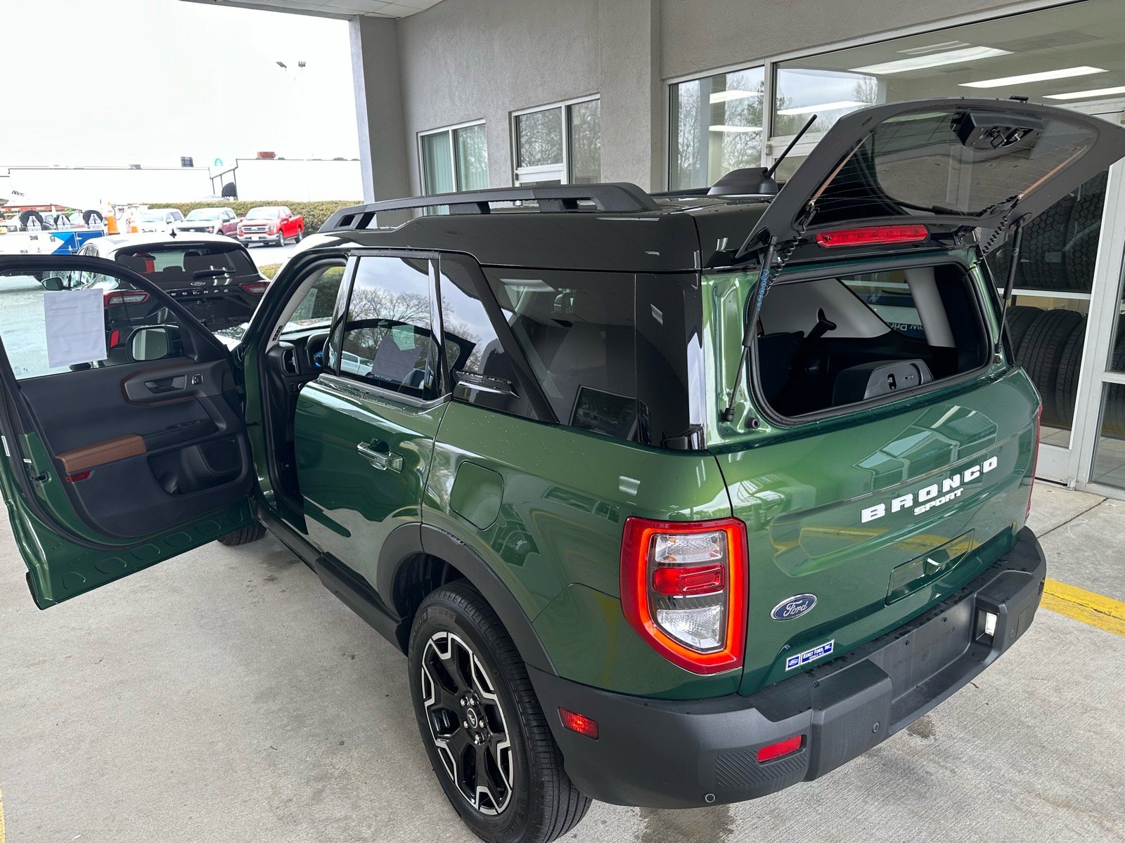 Certified 2025 Ford Bronco Sport Outer Banks w/ Outer Banks Tech Package+ AWD/4WD image 17