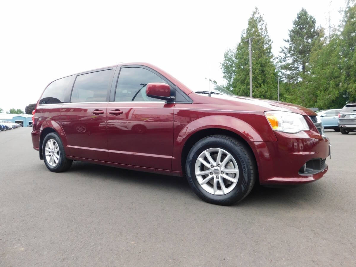 Used 2018 Dodge Grand Caravan SXT image 1
