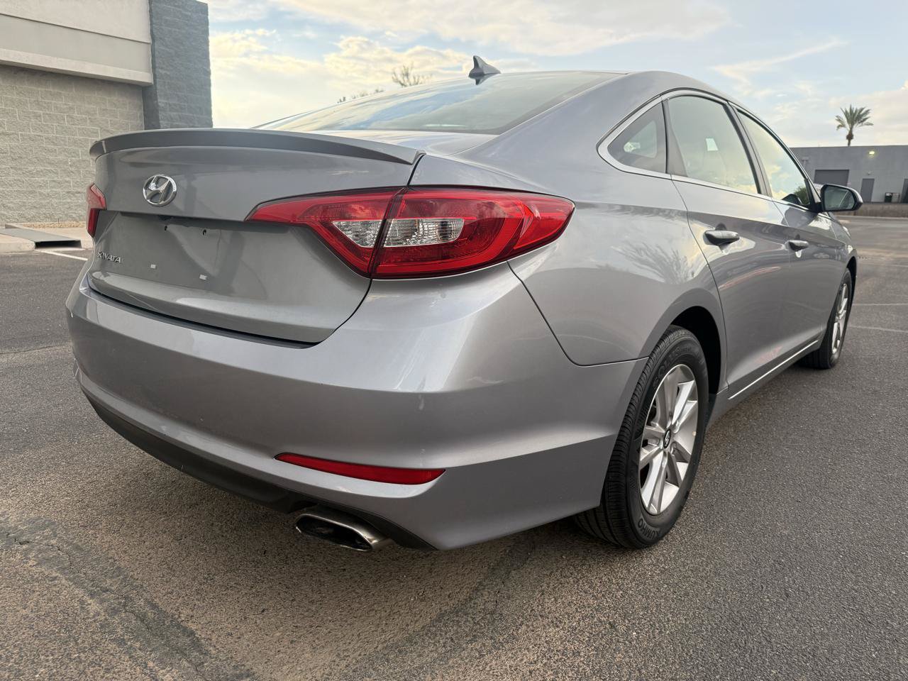 Used 2016 Hyundai Sonata SE w/ Cargo Package FWD image 3