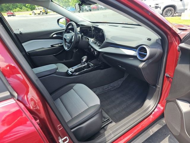 Used 2024 Chevrolet Trax LT w/ LT Convenience Package image 31