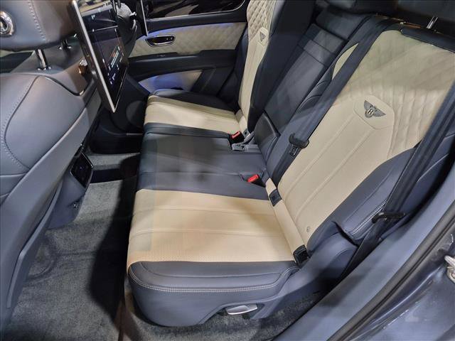Used 2022 Bentley Bentayga AWD/4WD image 20