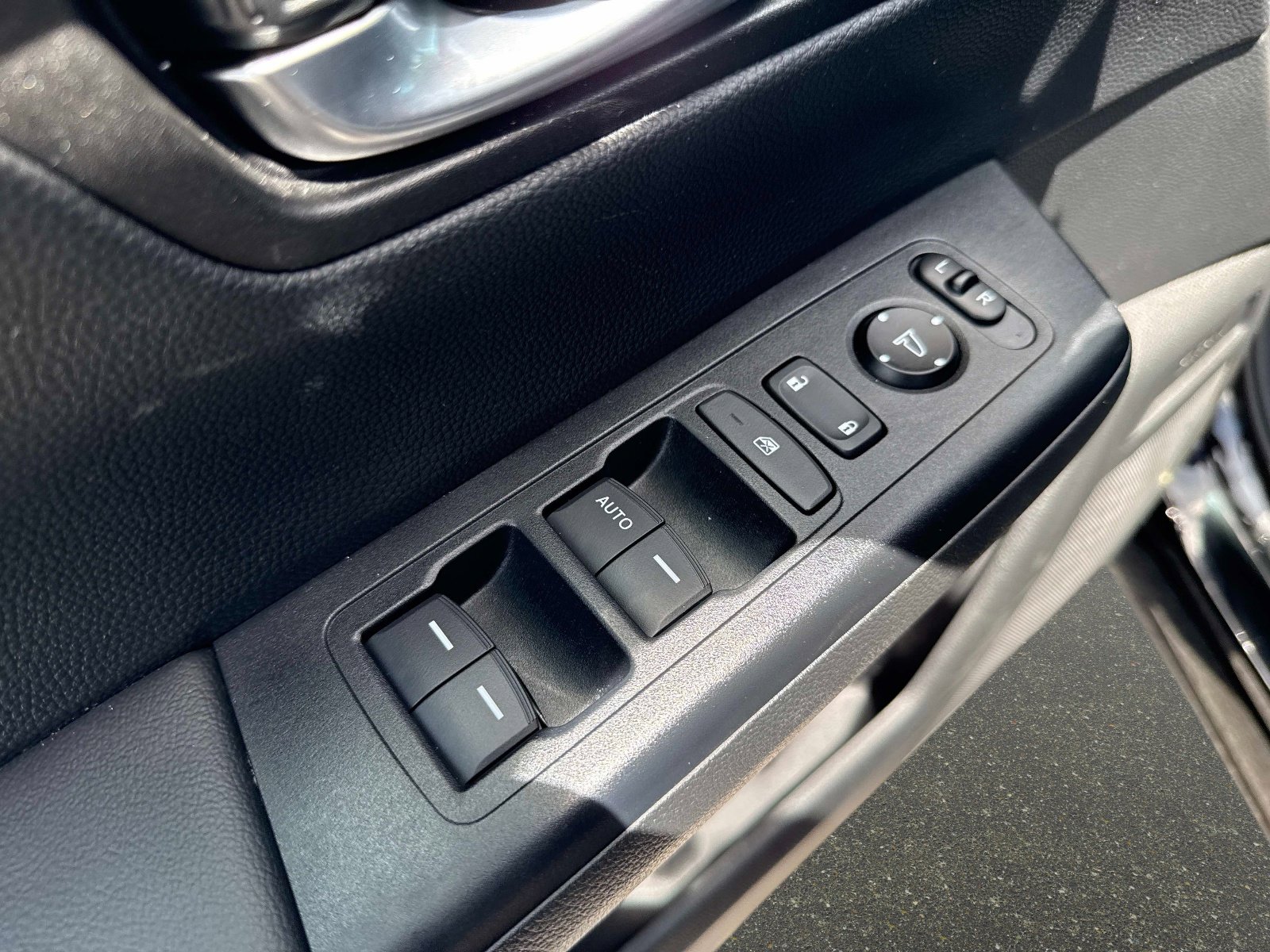 Used 2024 Honda CR-V LX image 17