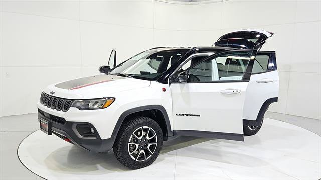 Used 2025 Jeep Compass Trailhawk AWD/4WD image 30