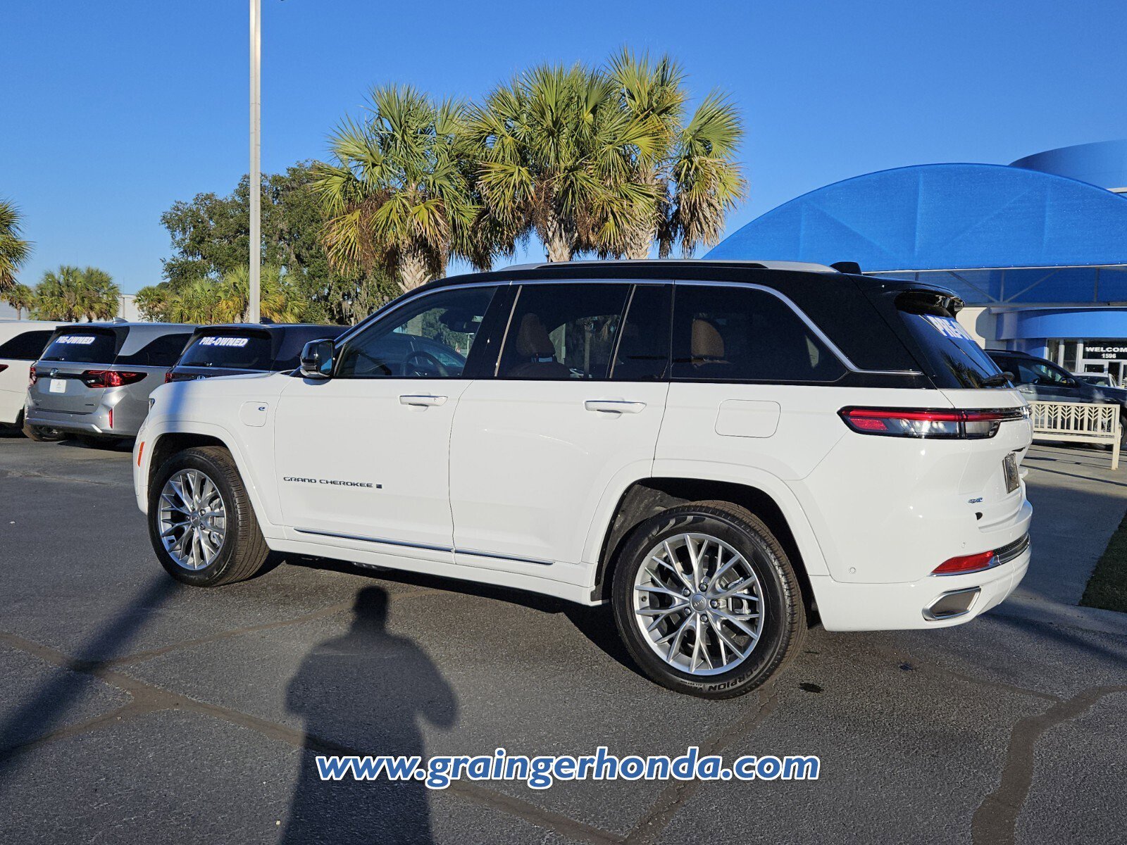 Used 2024 Jeep Grand Cherokee Summit w/ Luxury Tech Group V image 3