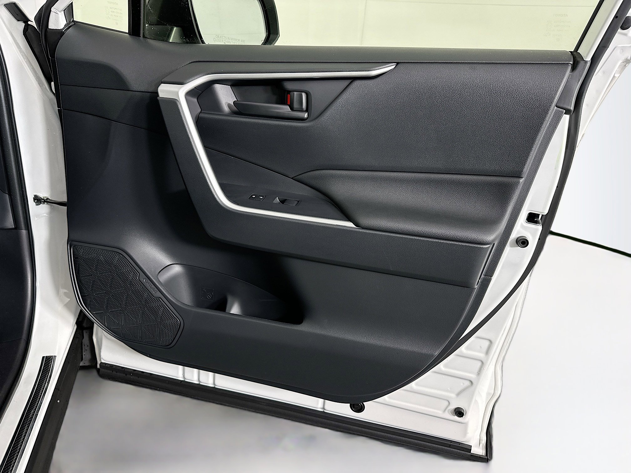 Used 2025 Toyota RAV4 LE image 30