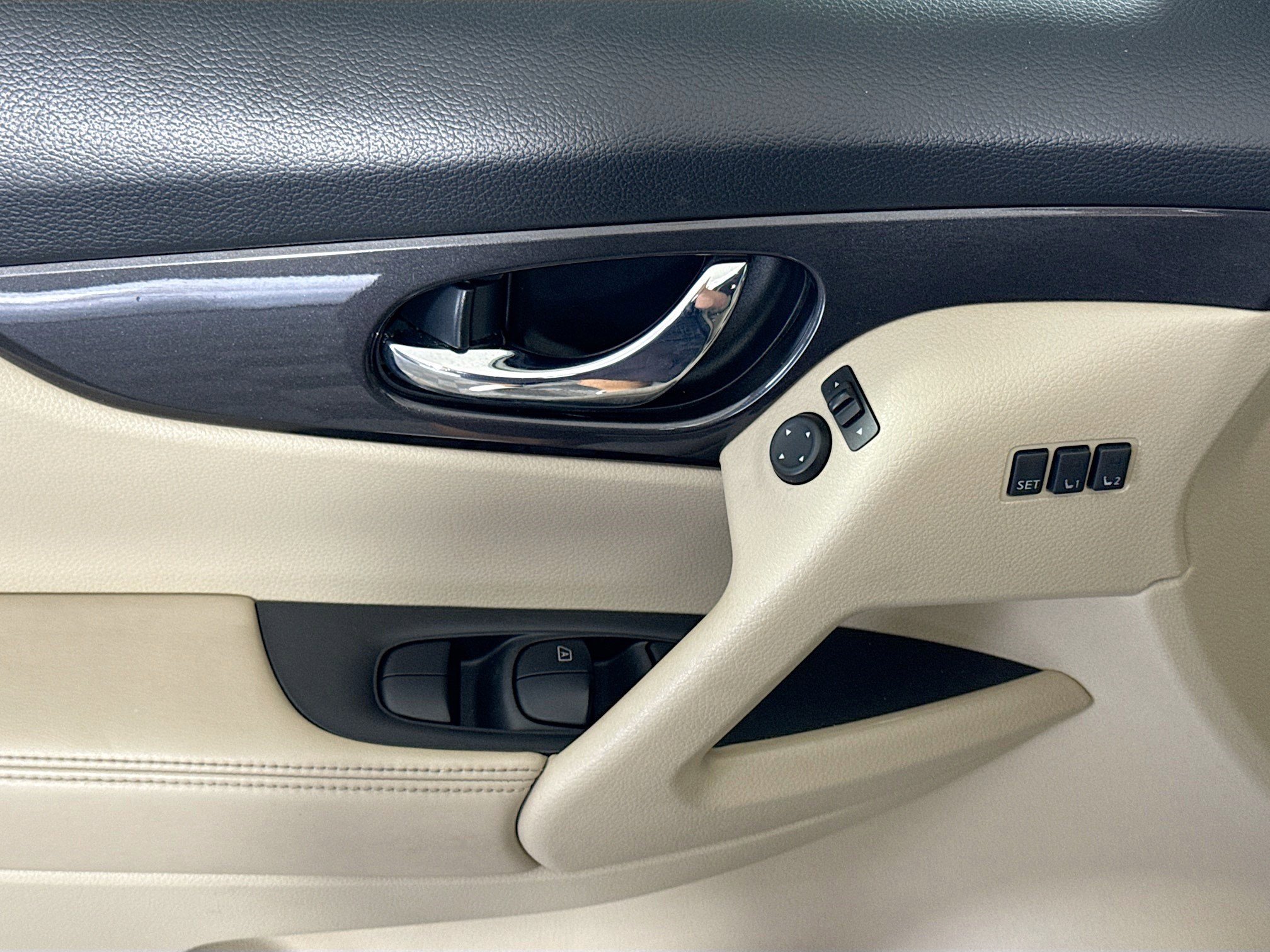 Used 2019 Nissan Rogue SV w/ Premium Package image 24