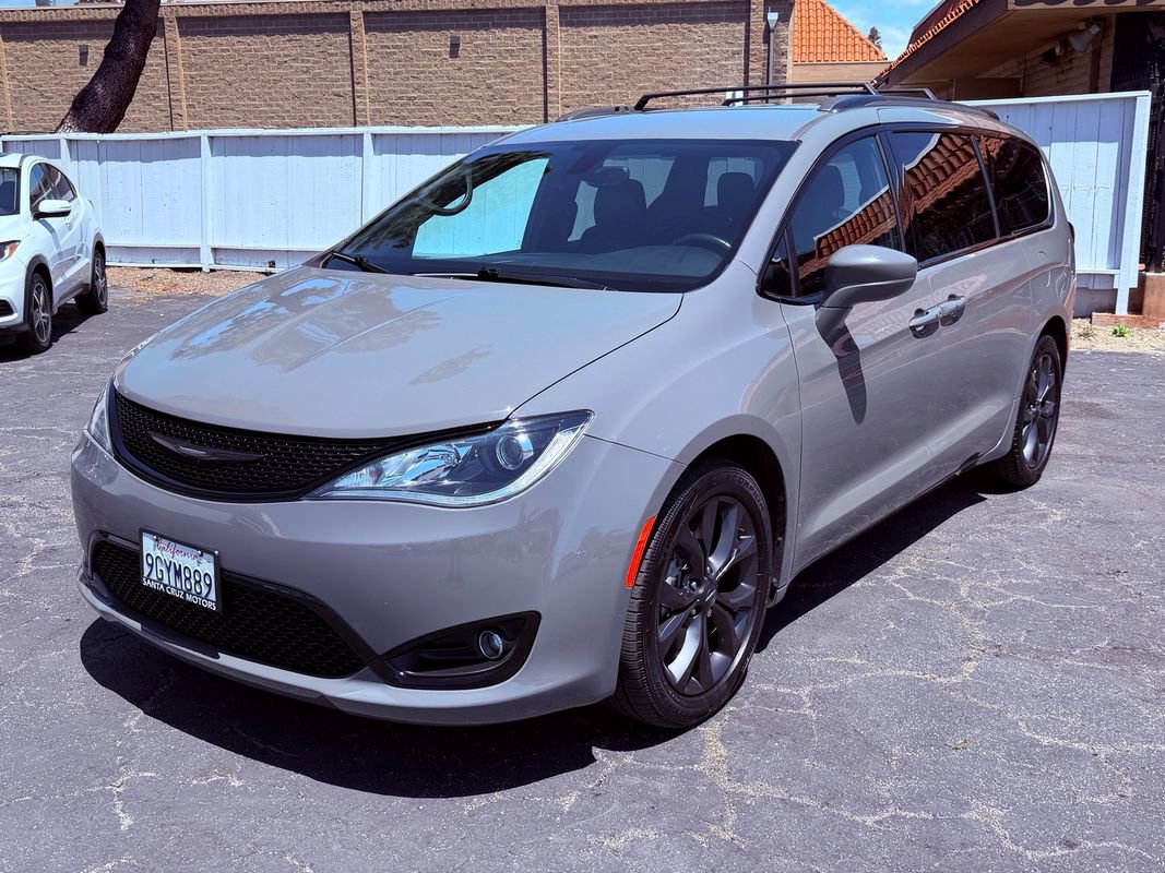 Used 2020 Chrysler Pacifica Touring-L Plus w/ S Appearance Package FWD image 3