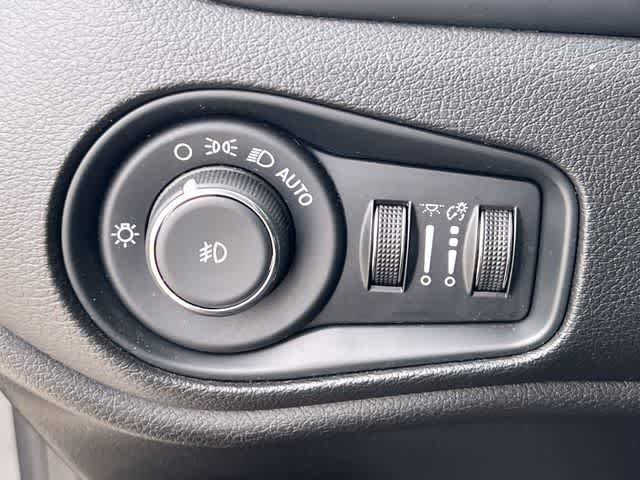 Used 2020 Jeep Renegade Latitude FWD image 29
