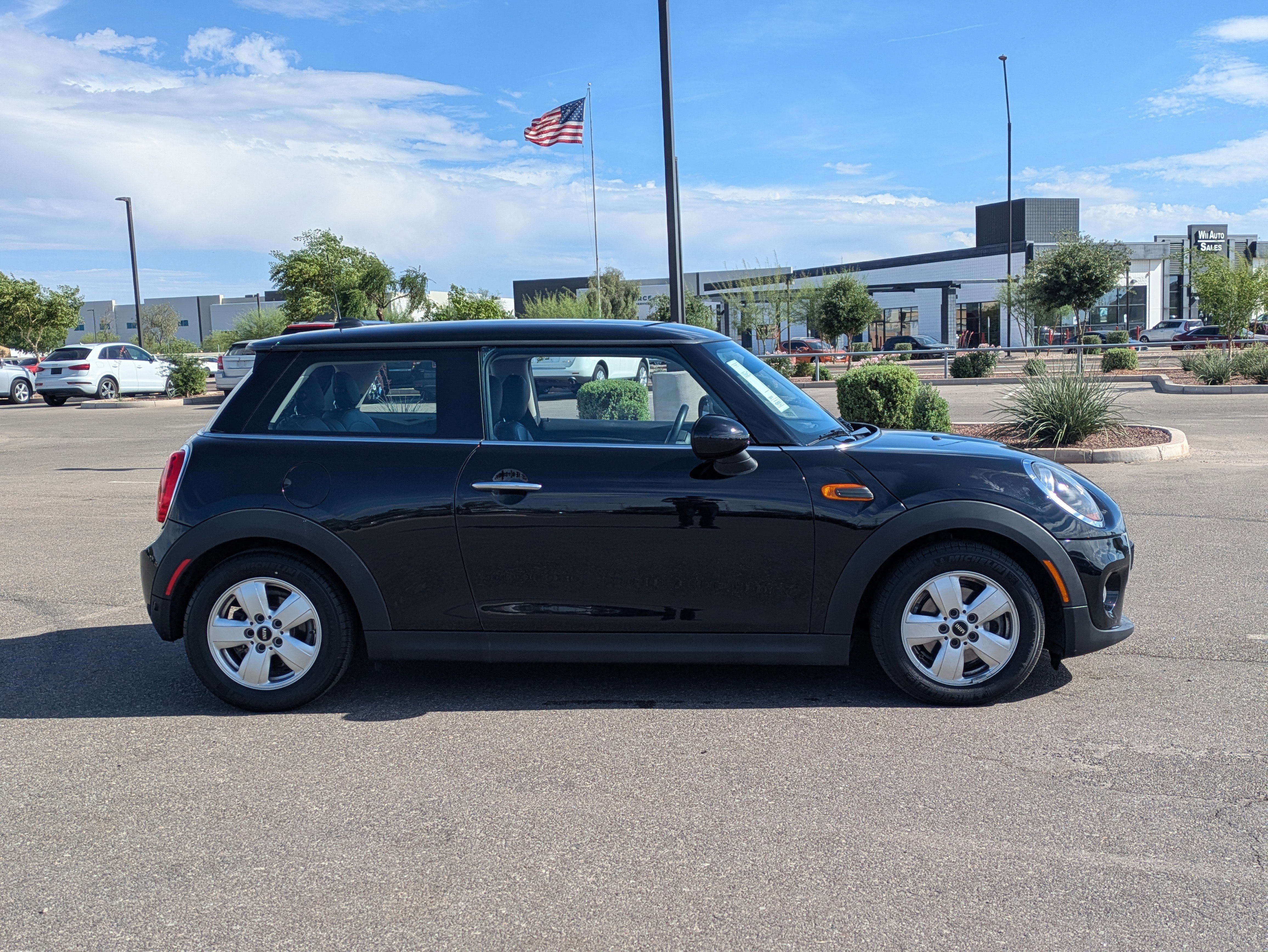 Used 2019 MINI Cooper 2-Door Hardtop image 6
