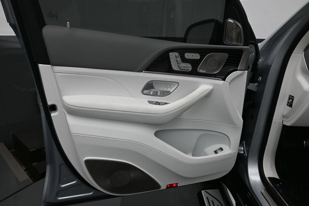 Used 2025 Mercedes-Benz Maybach GLS 600 4MATIC image 8