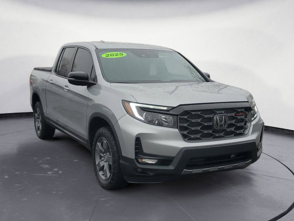 Used 2025 Honda Ridgeline TrailSport image 2