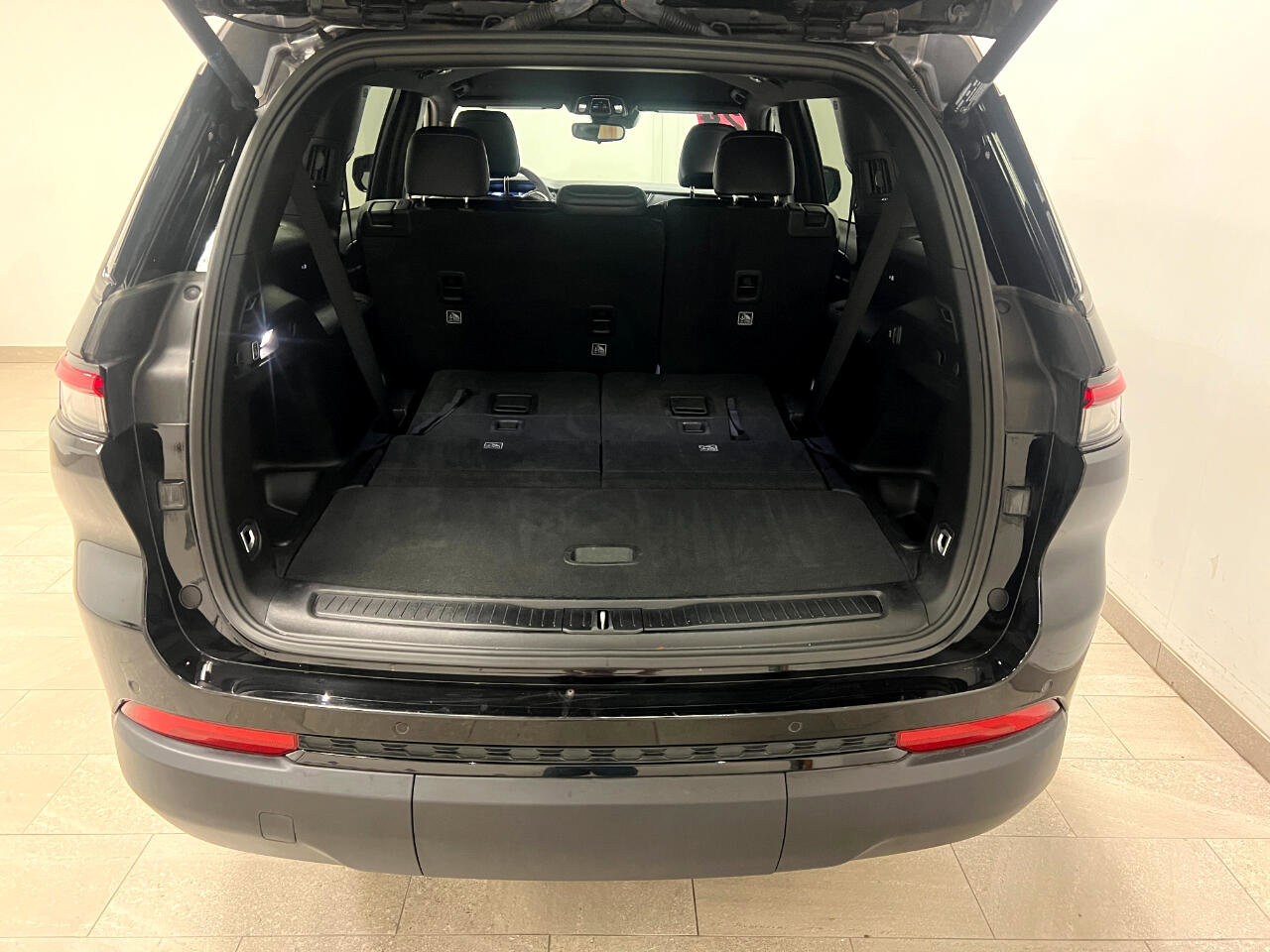 Used 2024 Jeep Grand Cherokee L Laredo image 16
