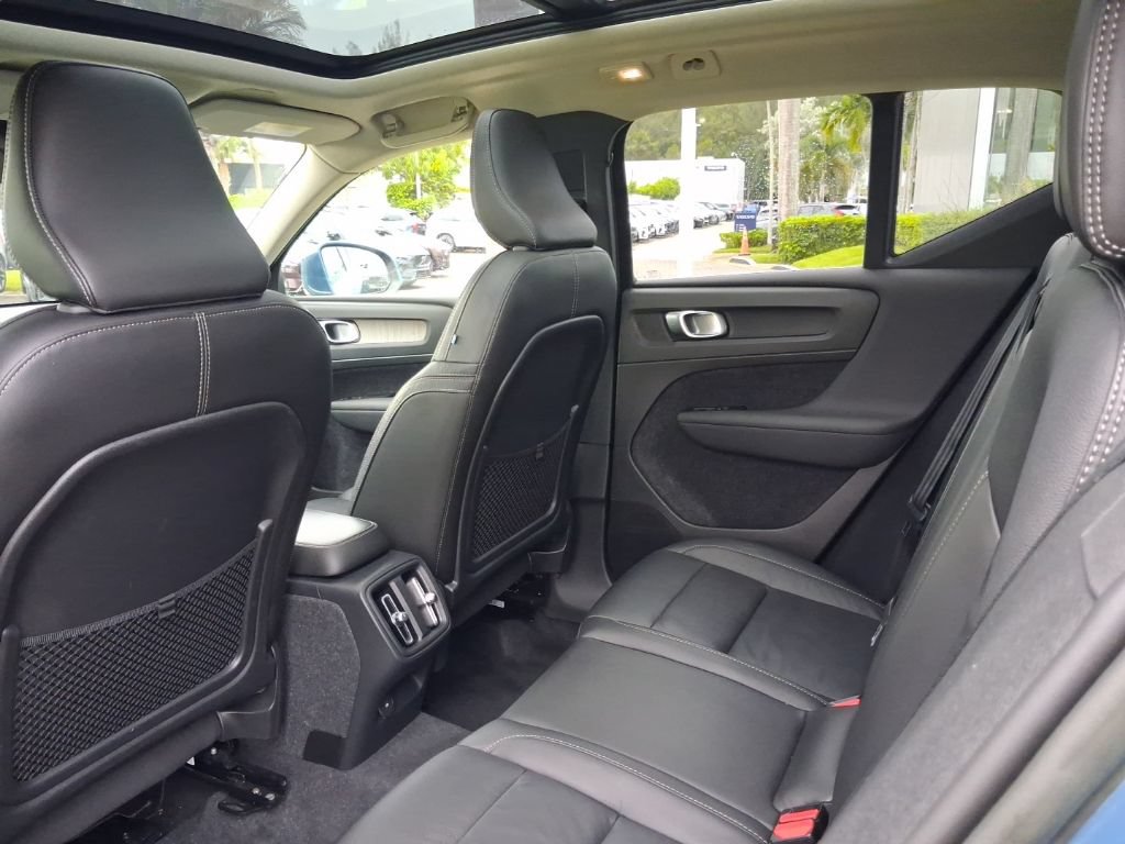 Used 2023 Volvo XC40 B4 Plus w/ Driver Assist Package FWD image 7