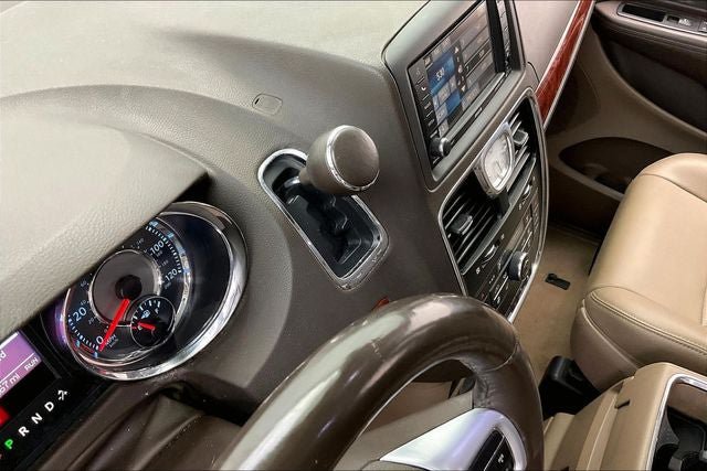 Used 2014 Chrysler Town & Country Touring-L w/ Trailer Tow Group FWD image 15