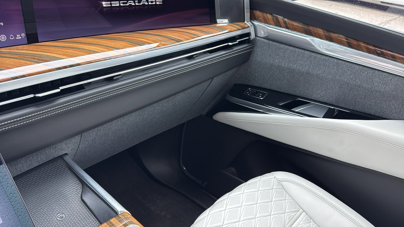 Used 2025 Cadillac Escalade Premium Luxury Platinum image 25