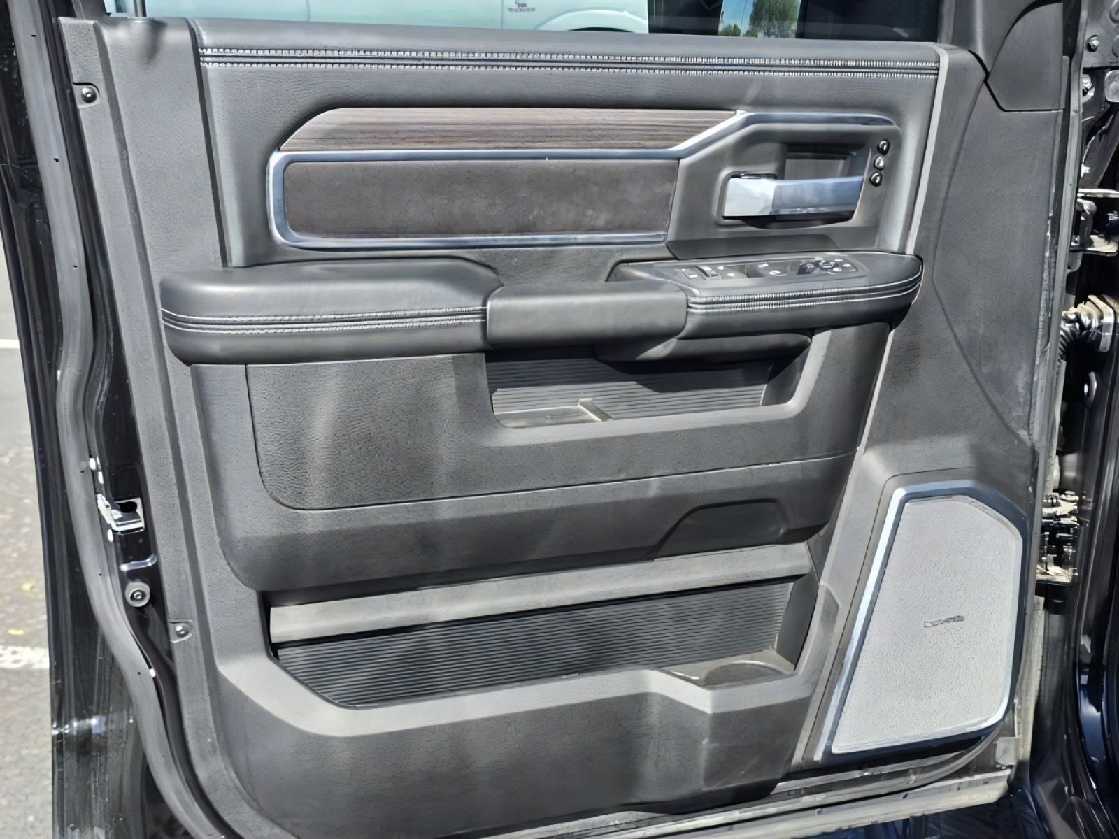 New 2025 RAM 2500 Laramie AWD/4WD image 17