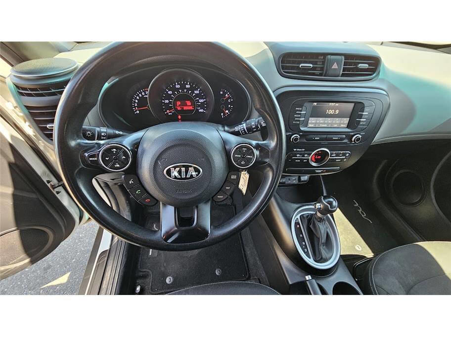 Used 2017 Kia Soul + image 12