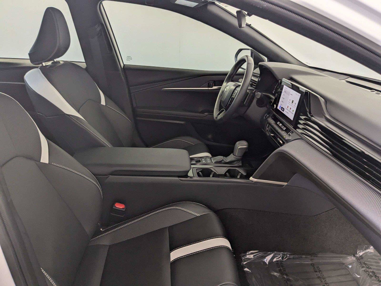 Certified 2026 Toyota Camry Hybrid FWD image 29
