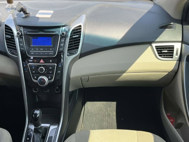 Used 2017 Hyundai Elantra GT FWD image 18