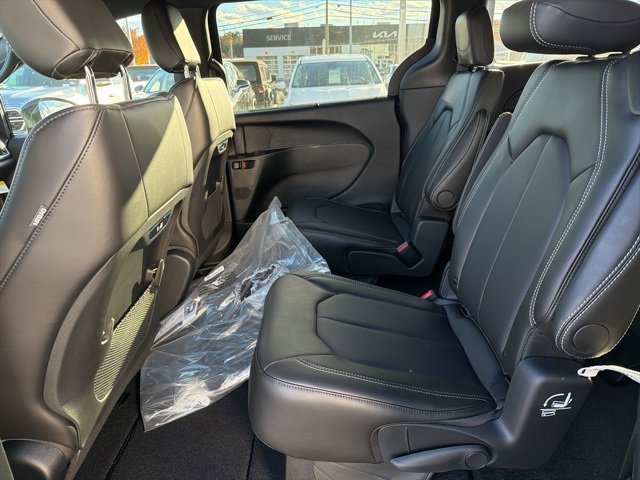 New 2026 Chrysler Pacifica Select image 6