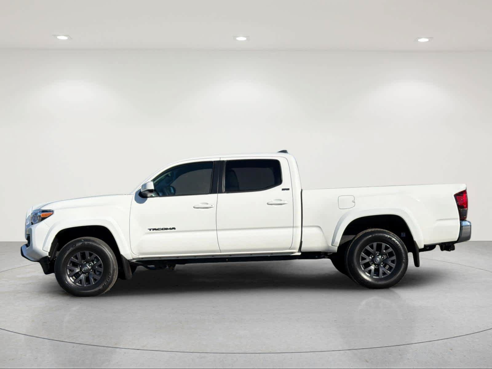 Used 2022 Toyota Tacoma SR5 AWD/4WD image 2