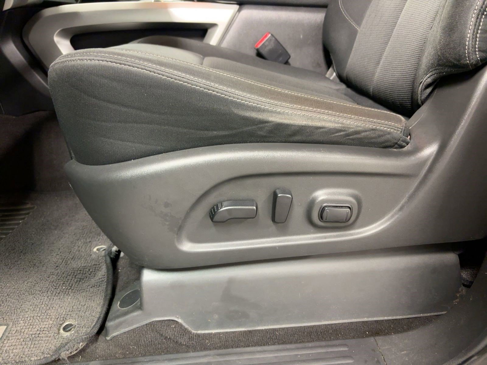 Used 2019 Nissan Titan SV w/ SV Convenience Package image 13