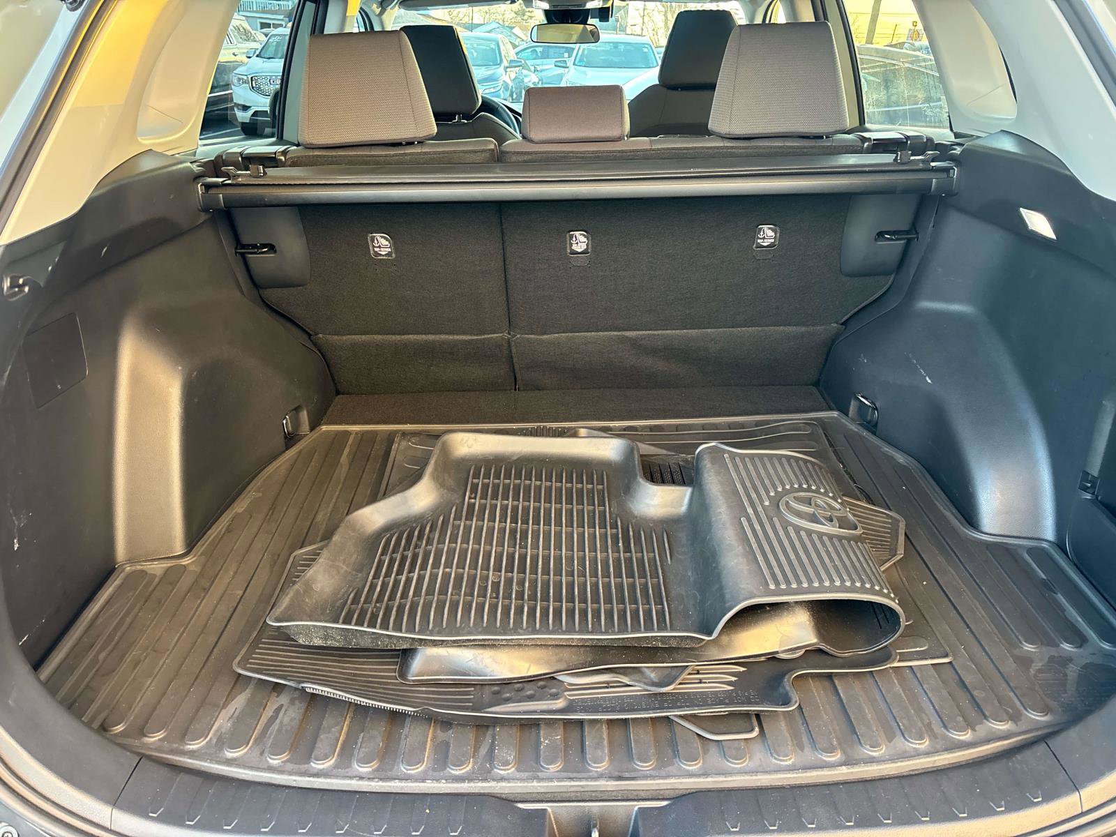 Used 2022 Toyota RAV4 XLE w/ Convenience Package AWD/4WD image 9