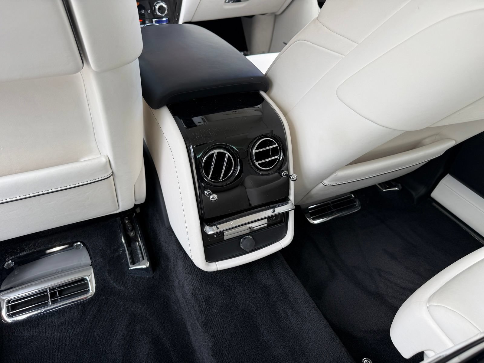 Used 2022 Rolls-Royce Phantom Sedan RWD image 33