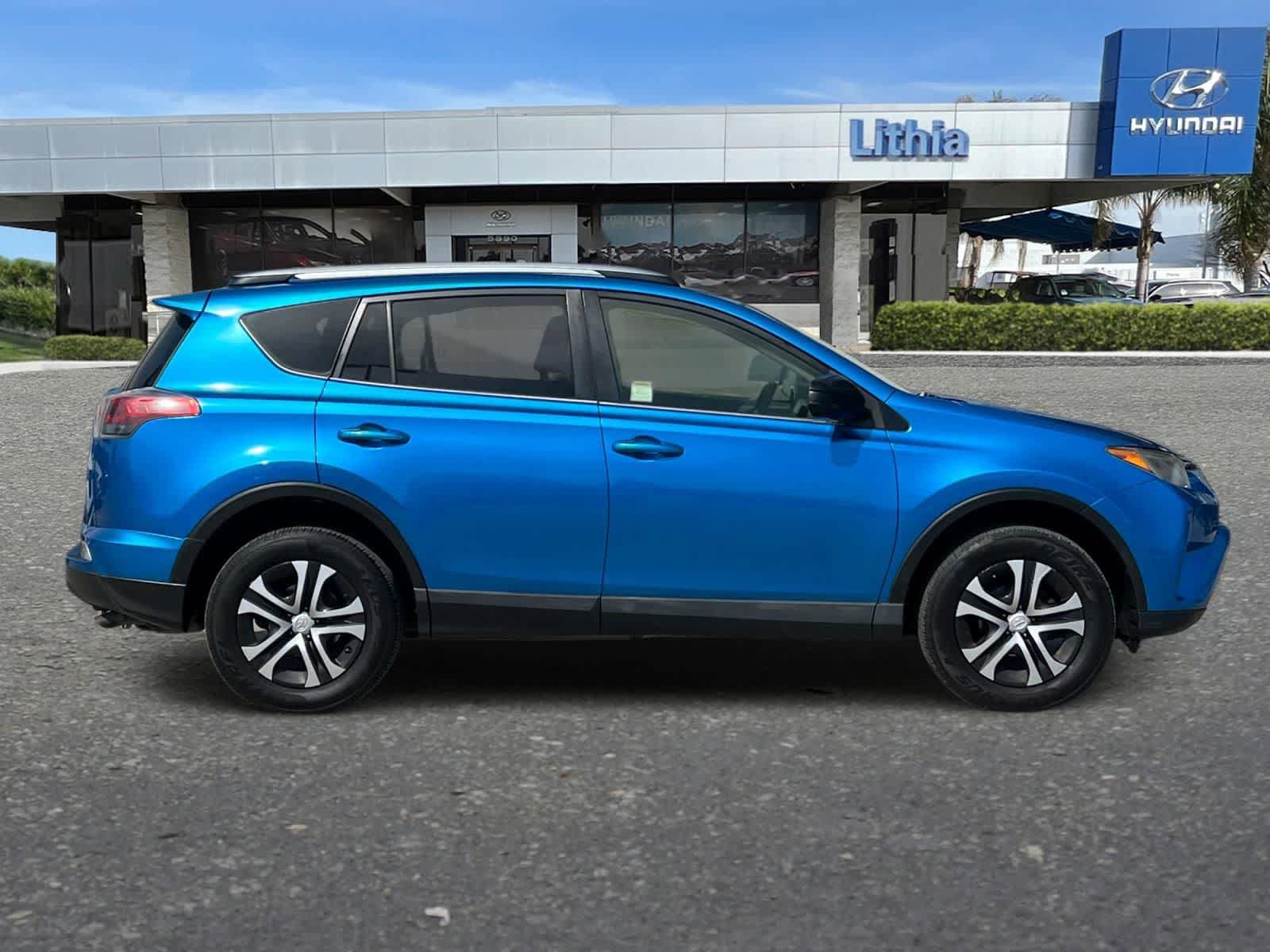 Used 2017 Toyota RAV4 LE image 9