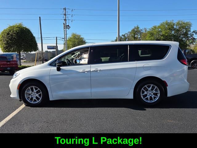 Used 2024 Chrysler Pacifica Touring-L FWD image 4