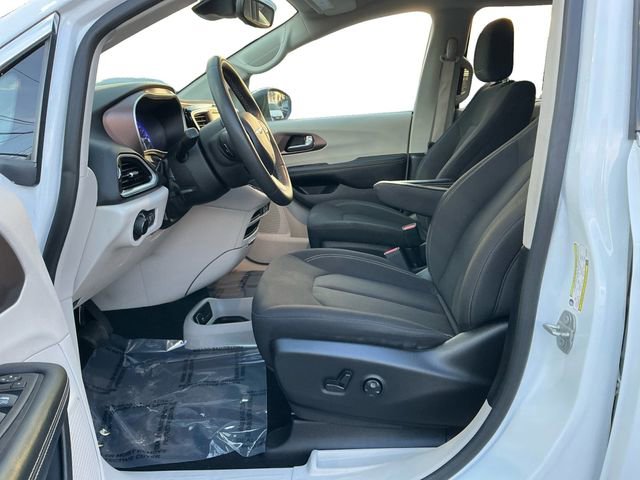 Used 2024 Chrysler Voyager LX image 10