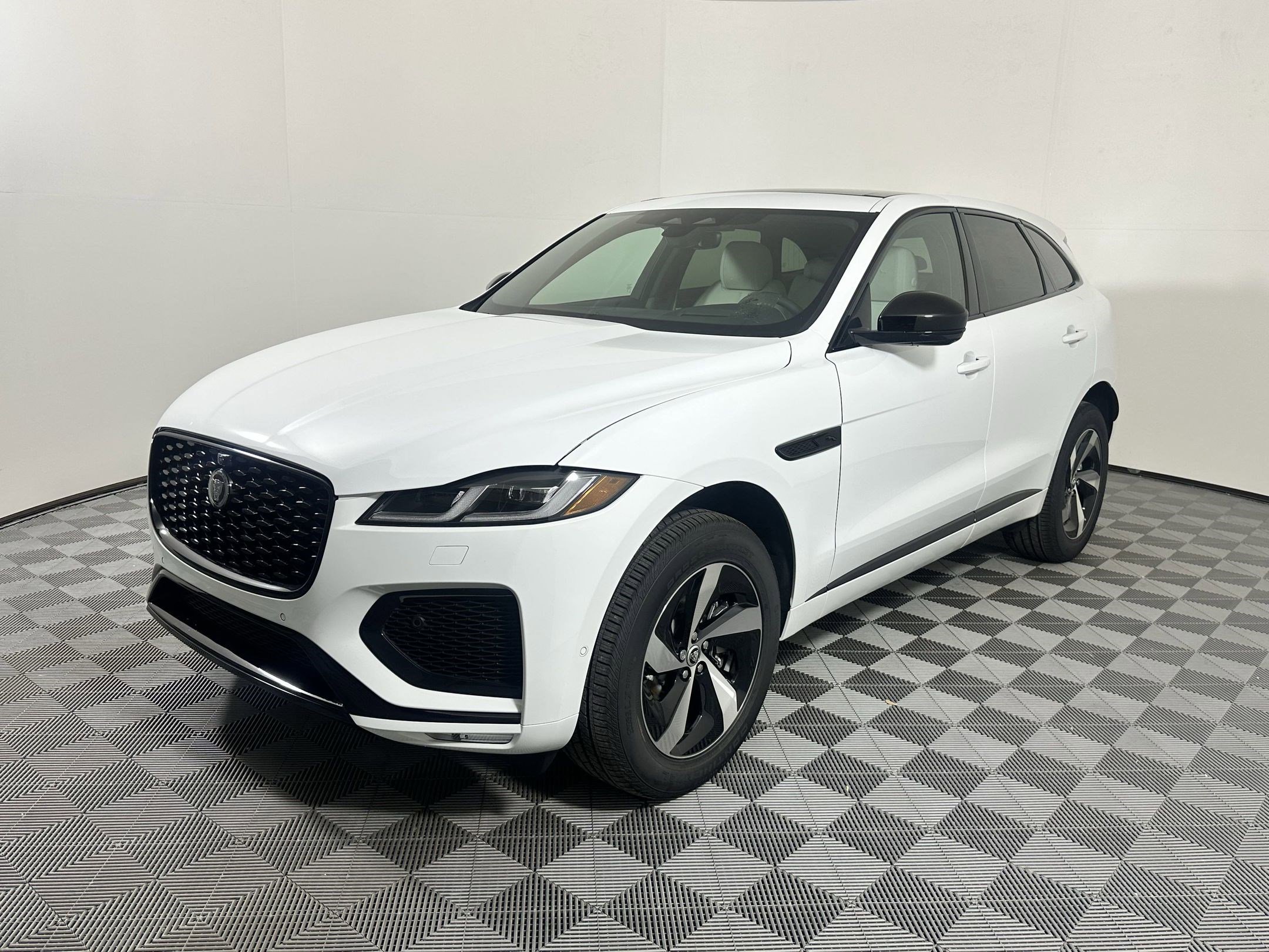 Used 2026 Jaguar F-PACE R-Dynamic S image 1
