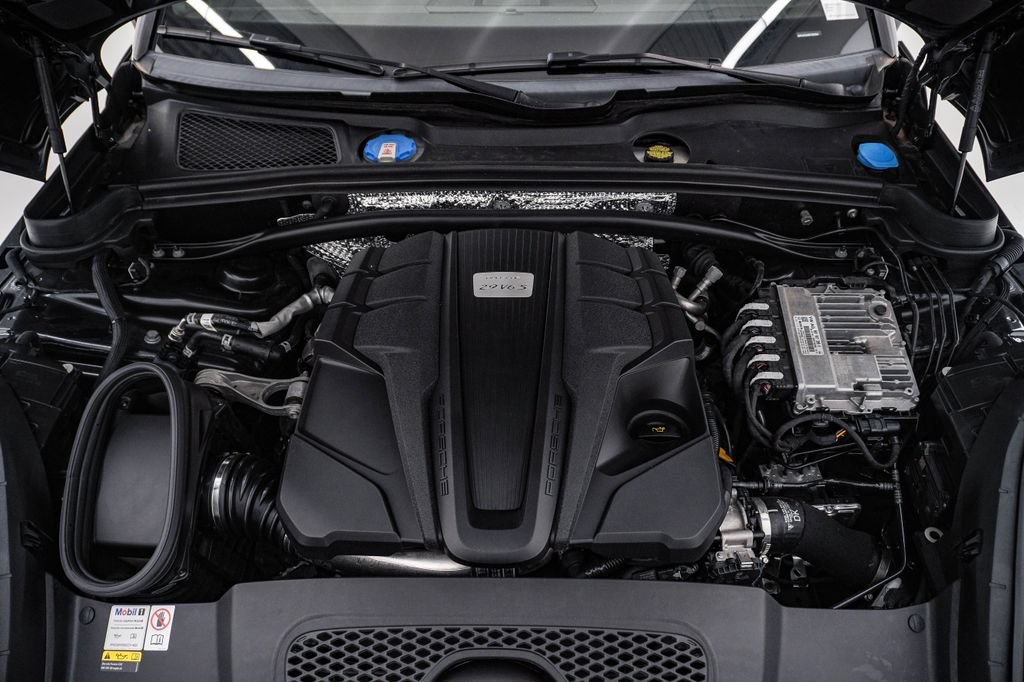 Certified 2023 Porsche Macan S AWD/4WD image 29