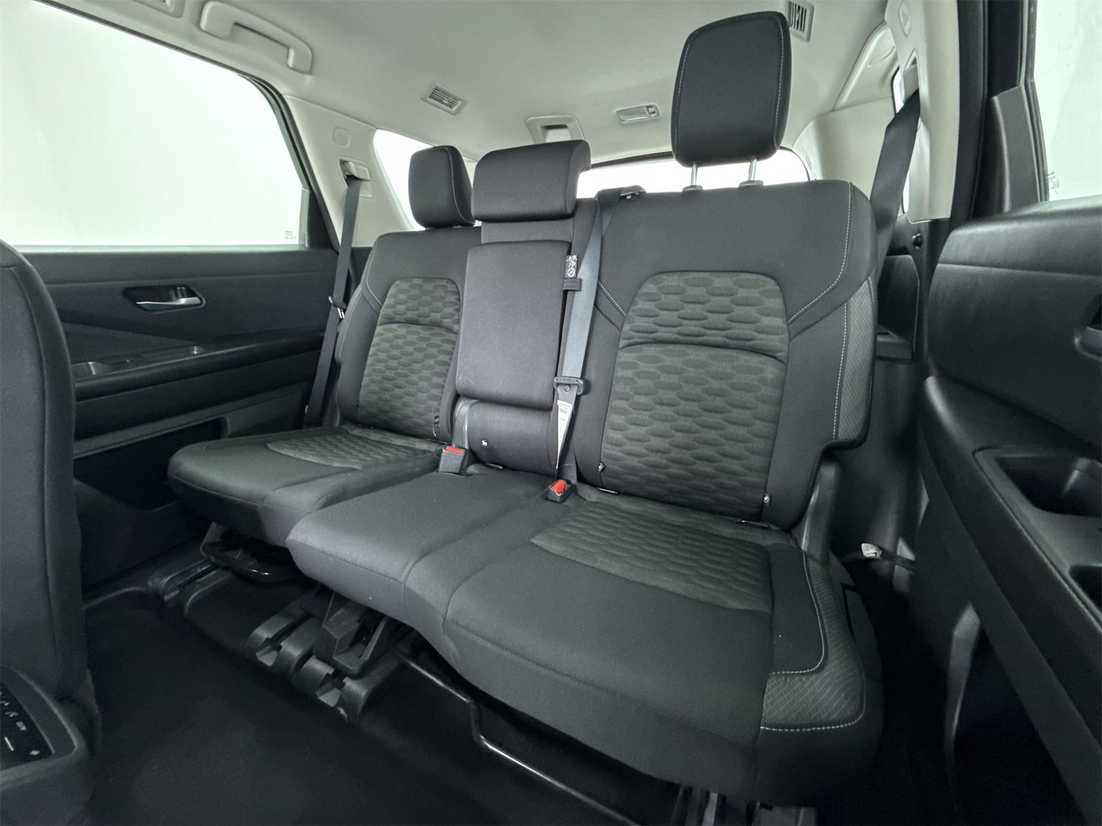 Used 2022 Nissan Pathfinder S image 37